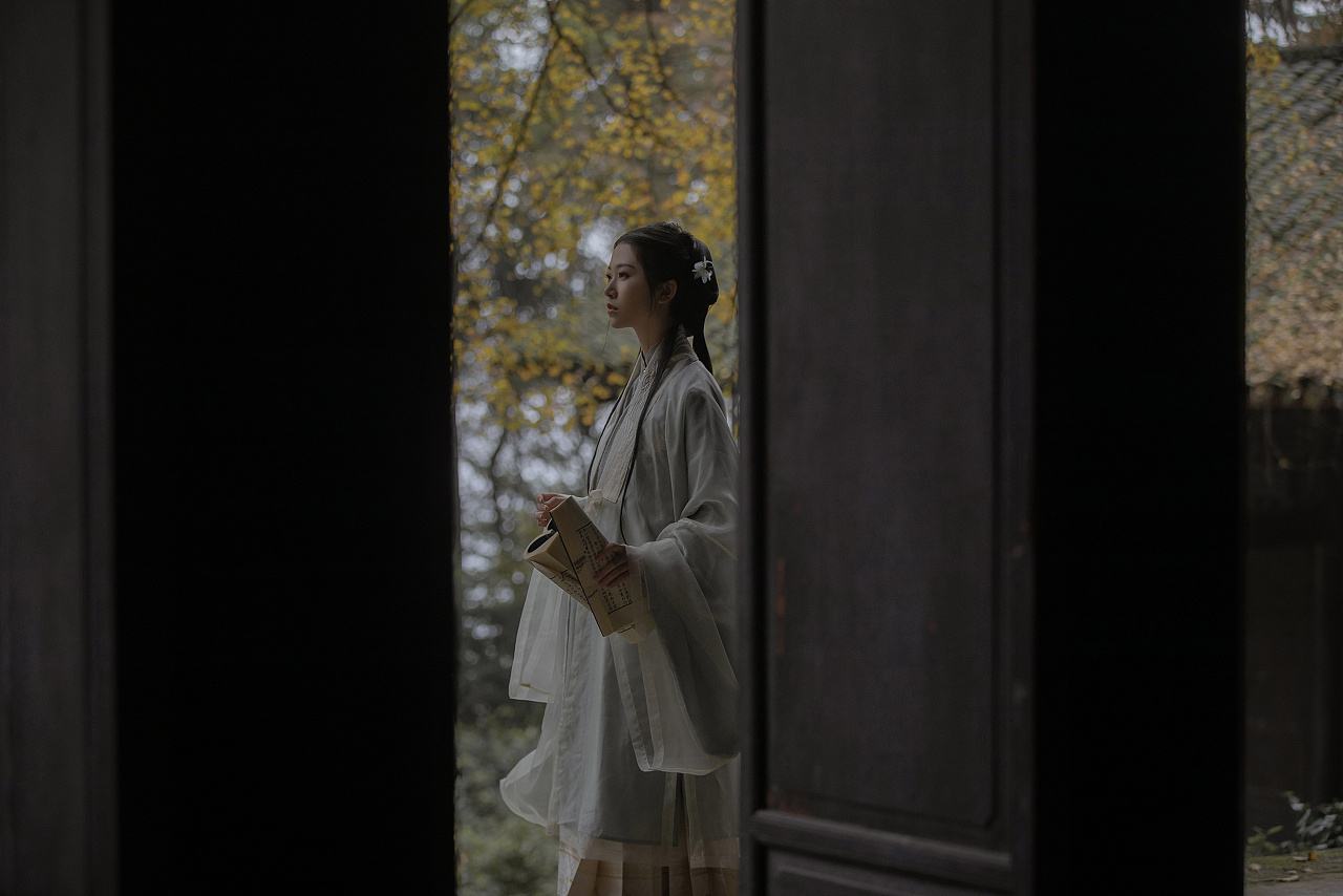 端庄大方的古风美女户外气质飘然唯美古风摄影