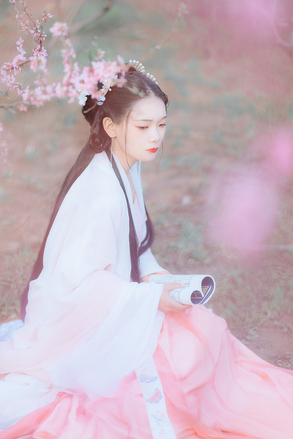 气质优雅淡然的古风汉服美女桃林里粉嫩养眼写真