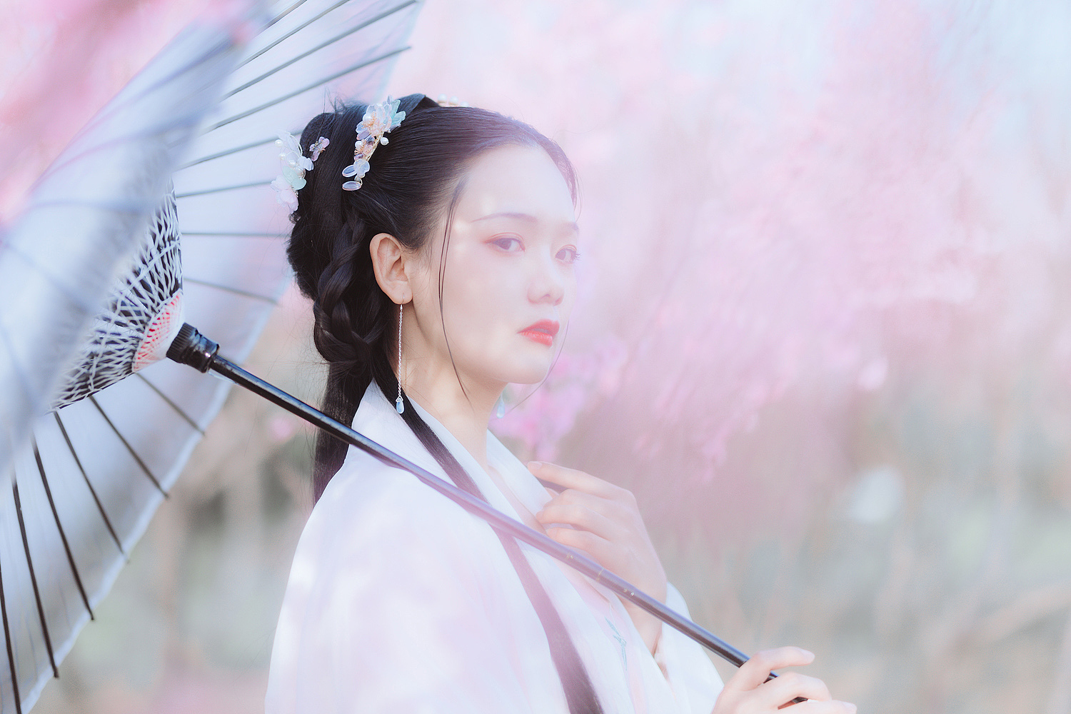 气质优雅淡然的古风汉服美女桃林里粉嫩养眼写真