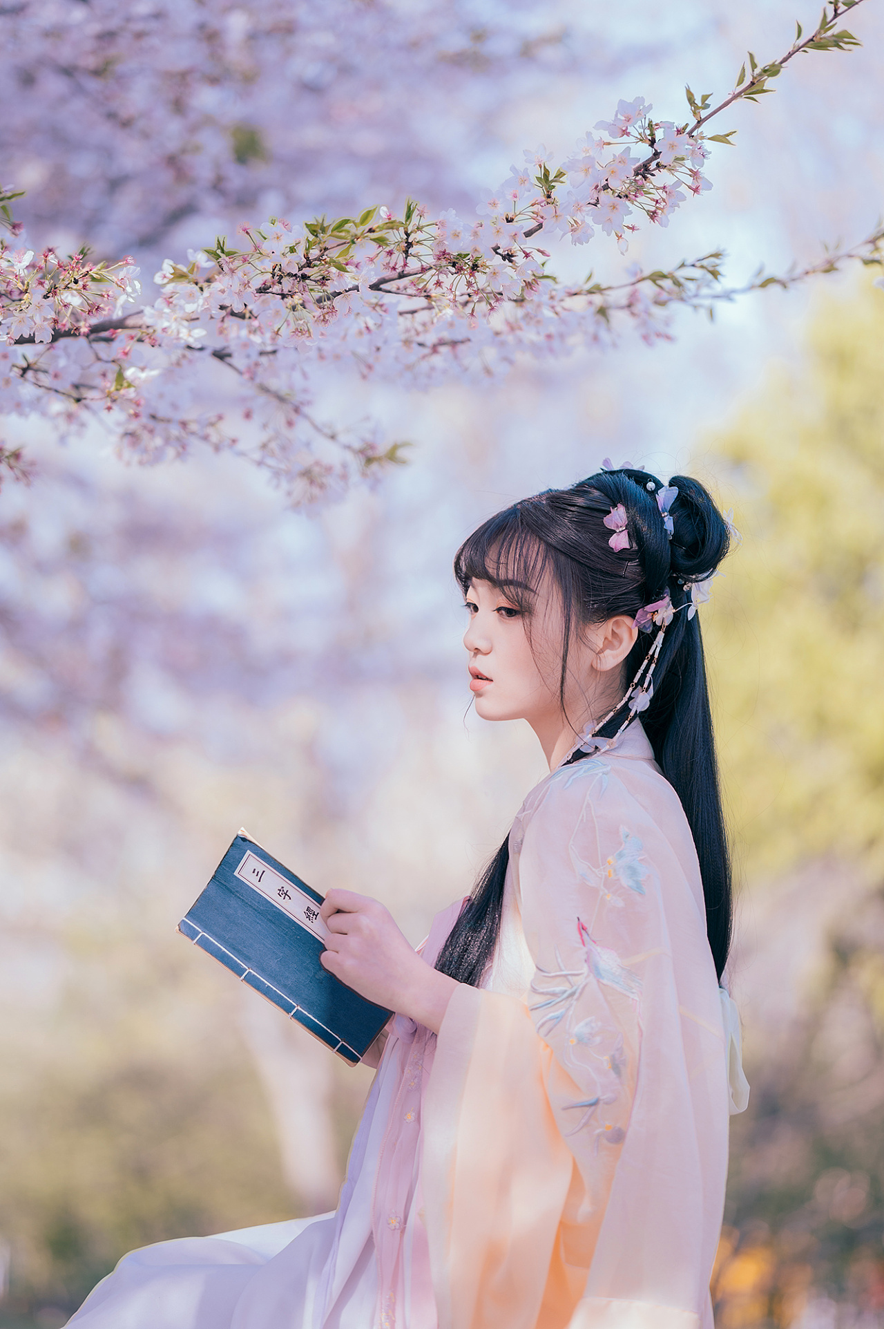 十里桃林里纤纤汉服少女唯美浪漫的古风摄影图片