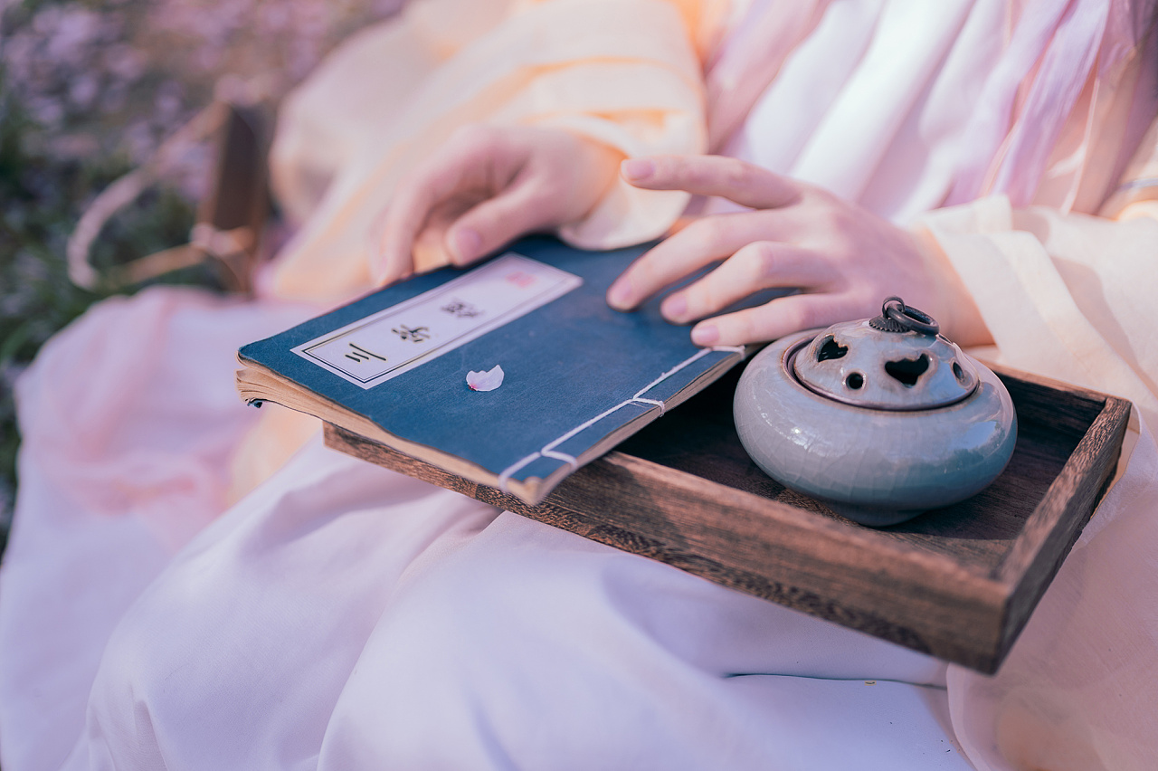 十里桃林里纤纤汉服少女唯美浪漫的古风摄影图片