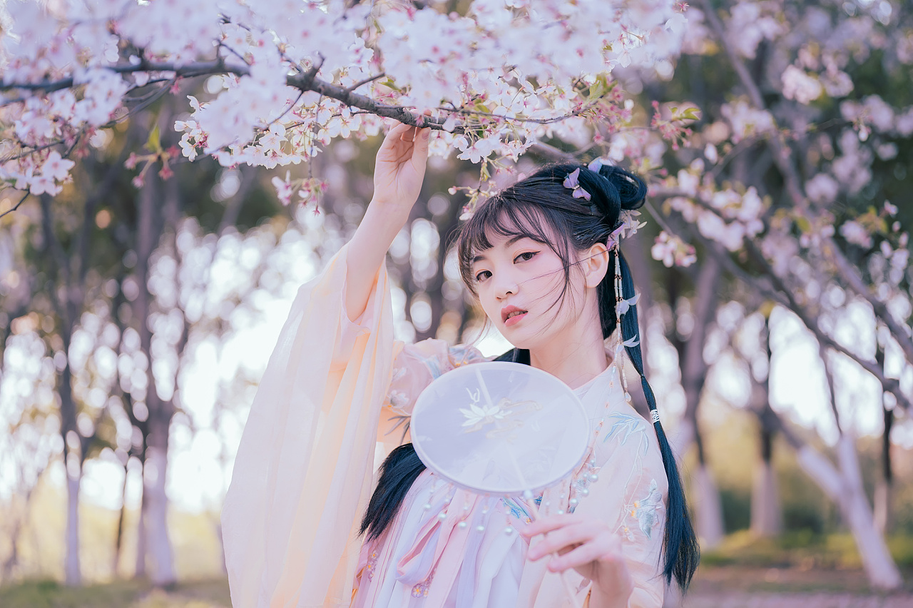十里桃林里纤纤汉服少女唯美浪漫的古风摄影图片