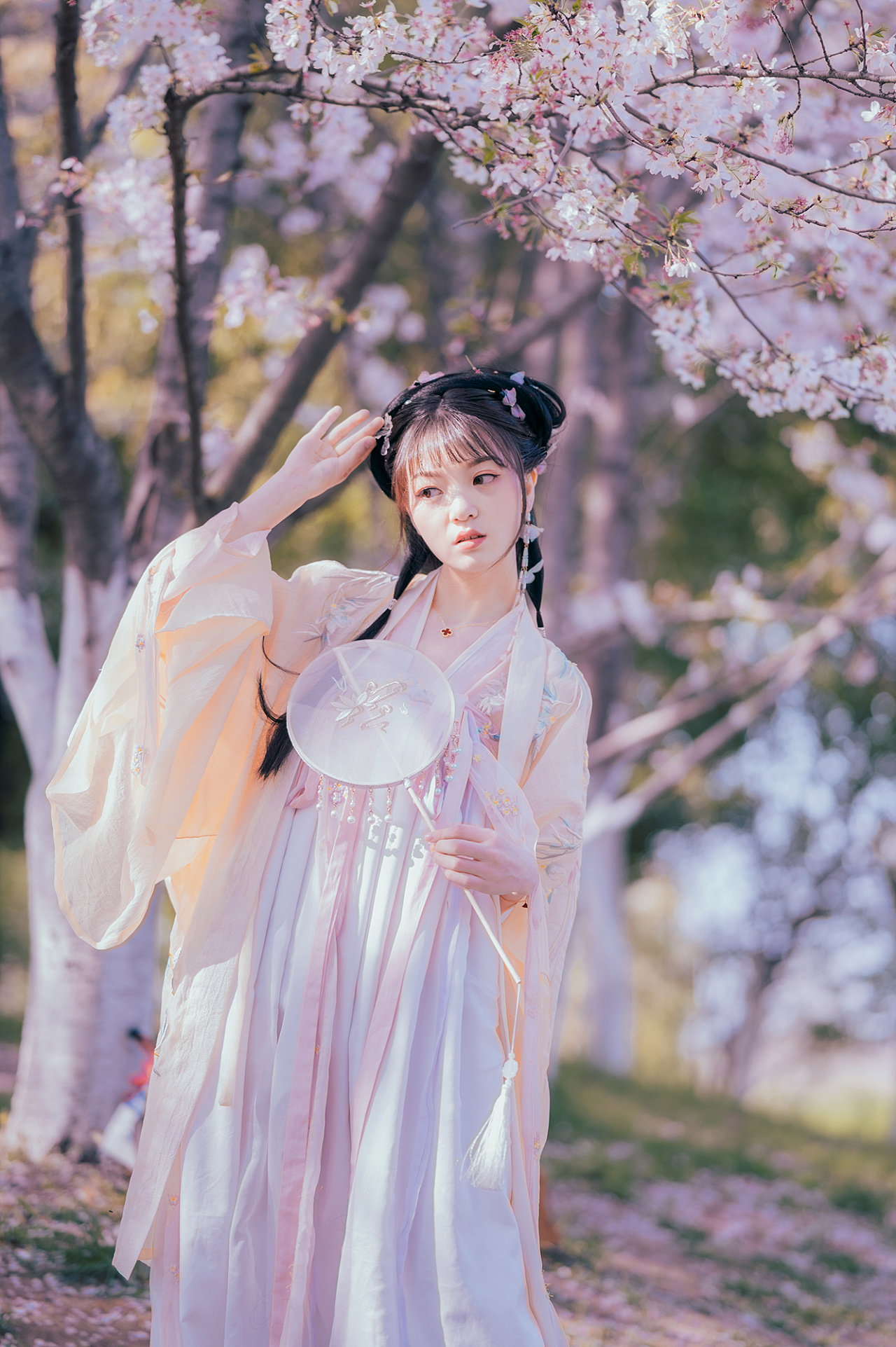 十里桃林里纤纤汉服少女唯美浪漫的古风摄影图片