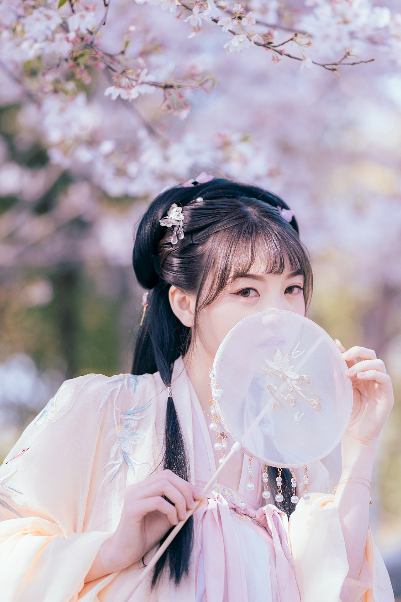 十里桃林里纤纤汉服少女唯美浪漫的古风摄影图片