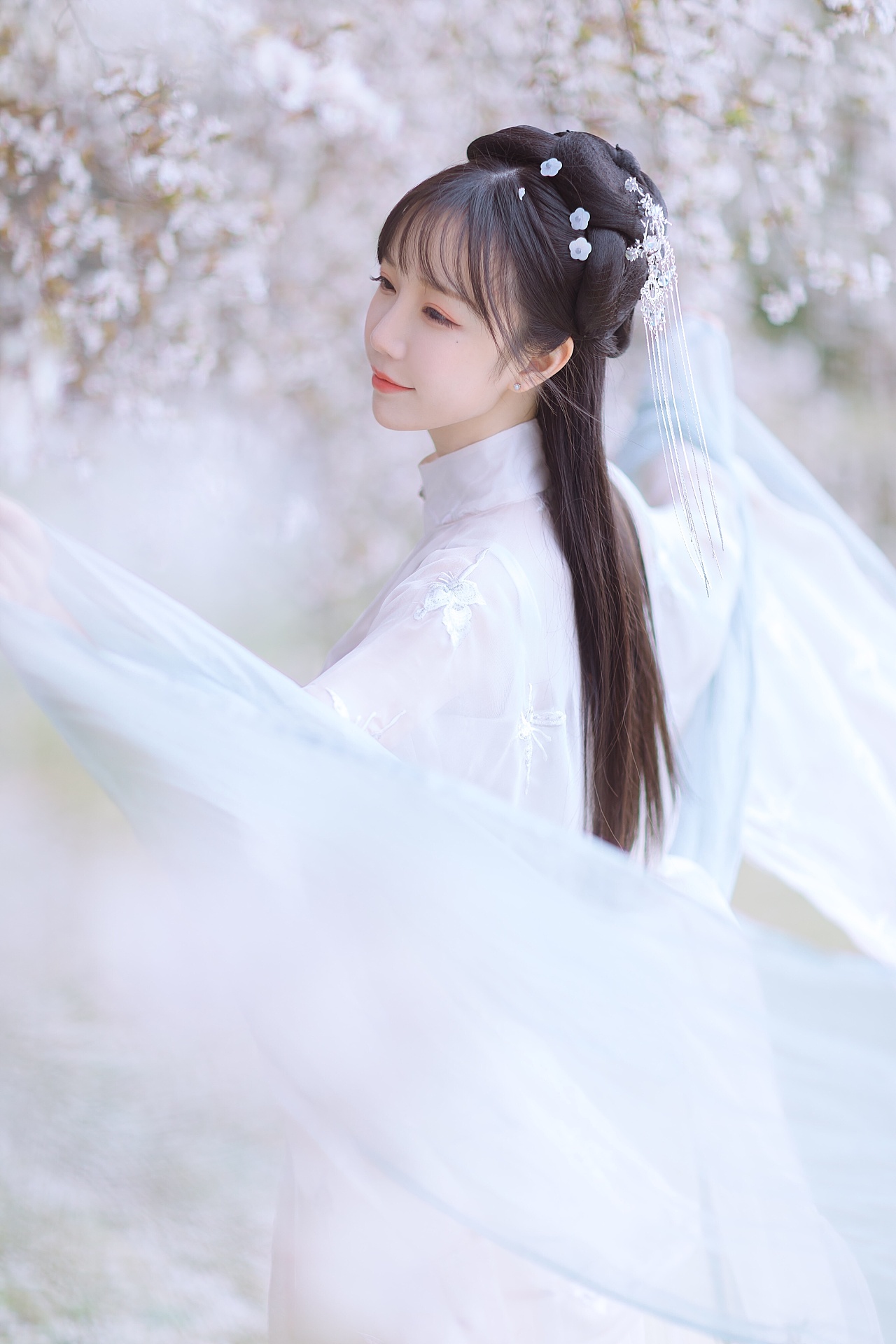 十里桃林里纤纤汉服少女唯美浪漫的古风摄影图片