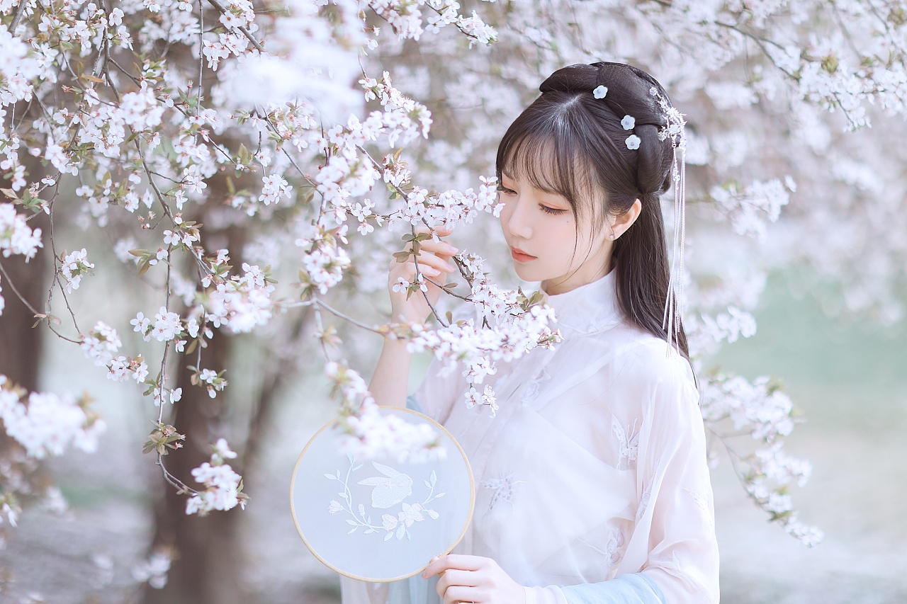 十里桃林里纤纤汉服少女唯美浪漫的古风摄影图片