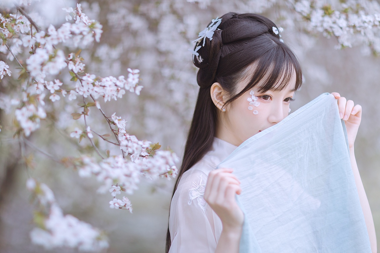 十里桃林里纤纤汉服少女唯美浪漫的古风摄影图片