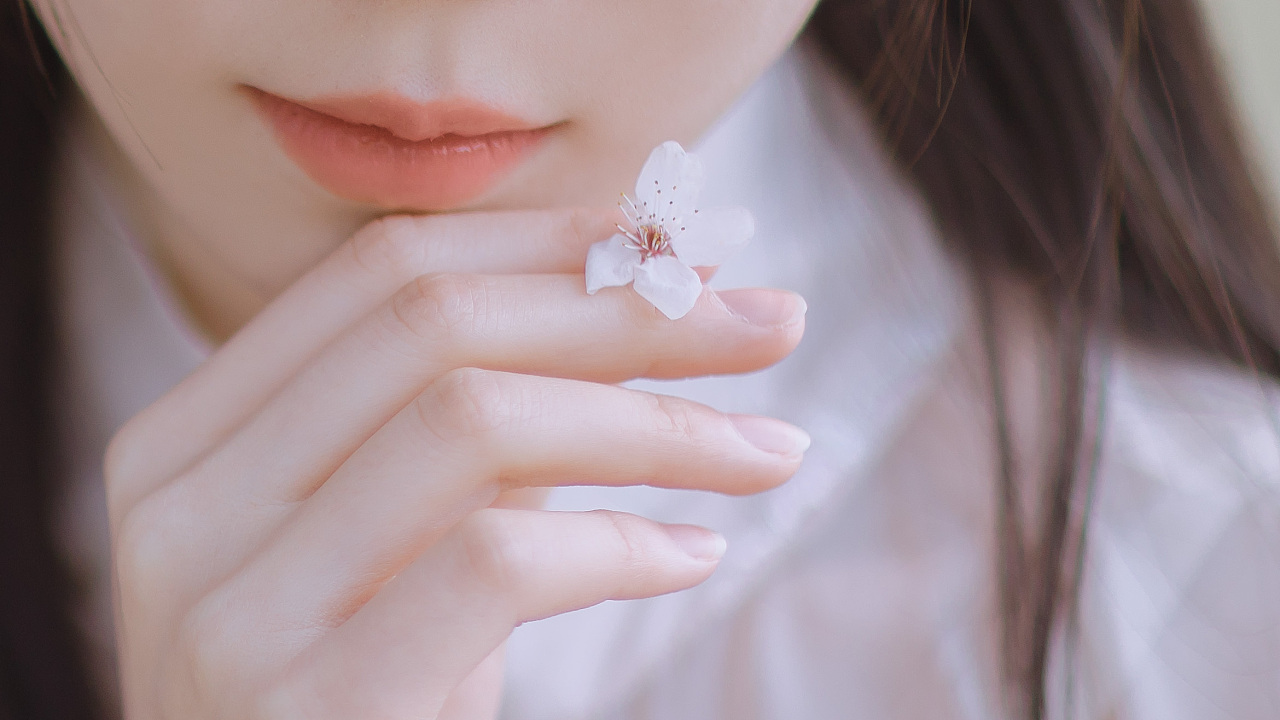 十里桃林里纤纤汉服少女唯美浪漫的古风摄影图片