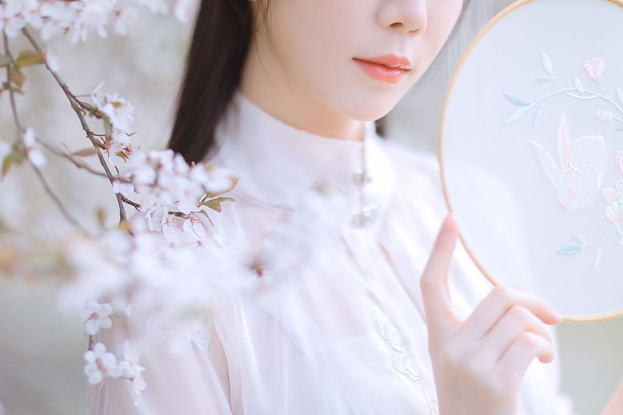 十里桃林里纤纤汉服少女唯美浪漫的古风摄影图片