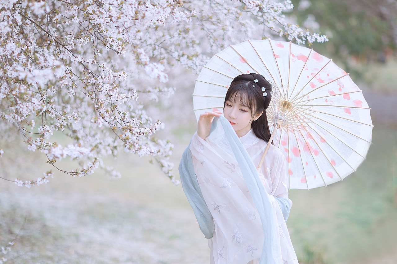 十里桃林里纤纤汉服少女唯美浪漫的古风摄影图片