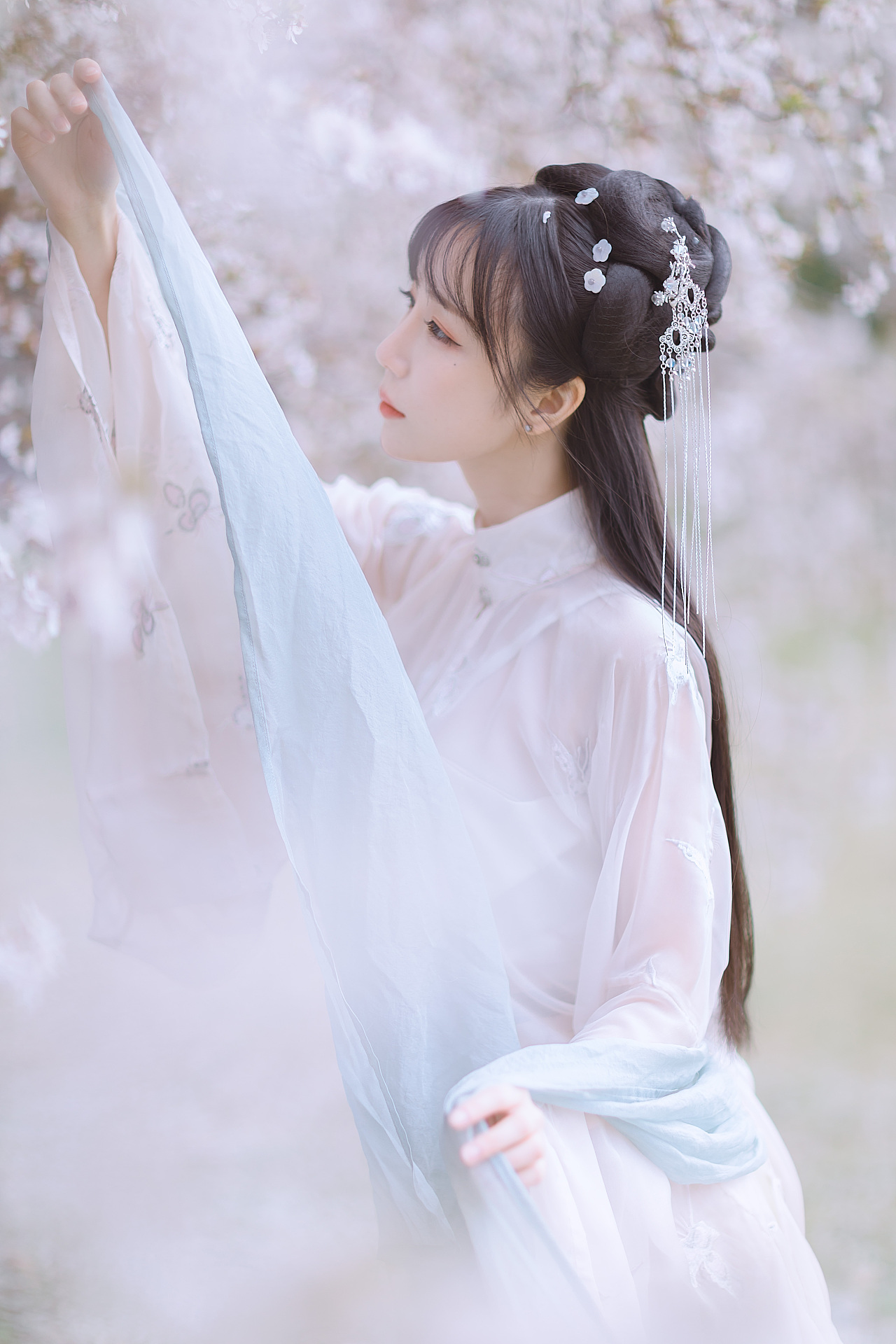 十里桃林里纤纤汉服少女唯美浪漫的古风摄影图片