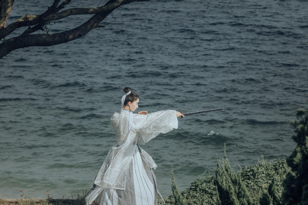 身材纤细窈窕的古装侠女英姿飒爽古风霸气图片