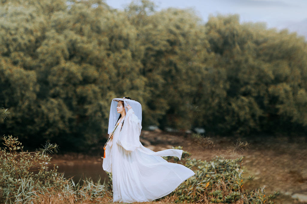 气质唯美的古装汉服美女半遮半掩清纯古风摄影图片