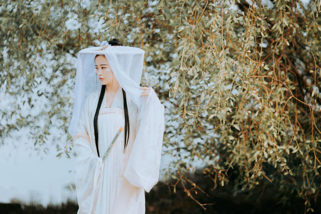 气质唯美的古装汉服美女半遮半掩清纯古风摄影图片