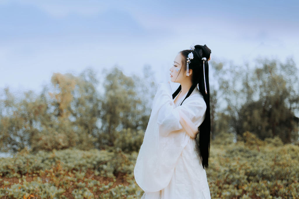 气质唯美的古装汉服美女半遮半掩清纯古风摄影图片