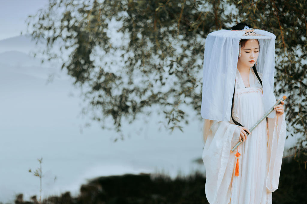 气质唯美的古装汉服美女半遮半掩清纯古风摄影图片