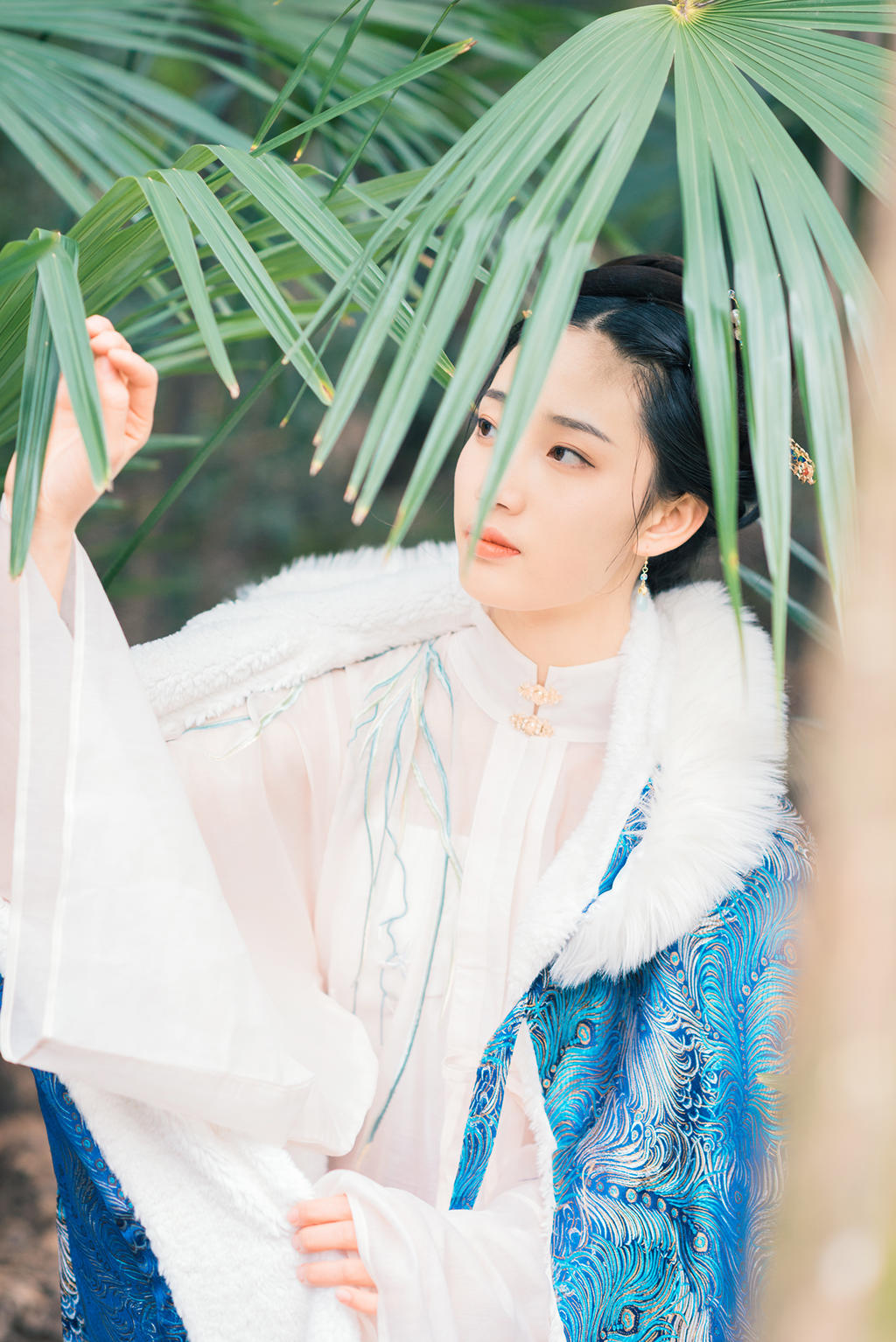 回眸一笑百媚生的汉服美女气质出尘唯美古风摄影