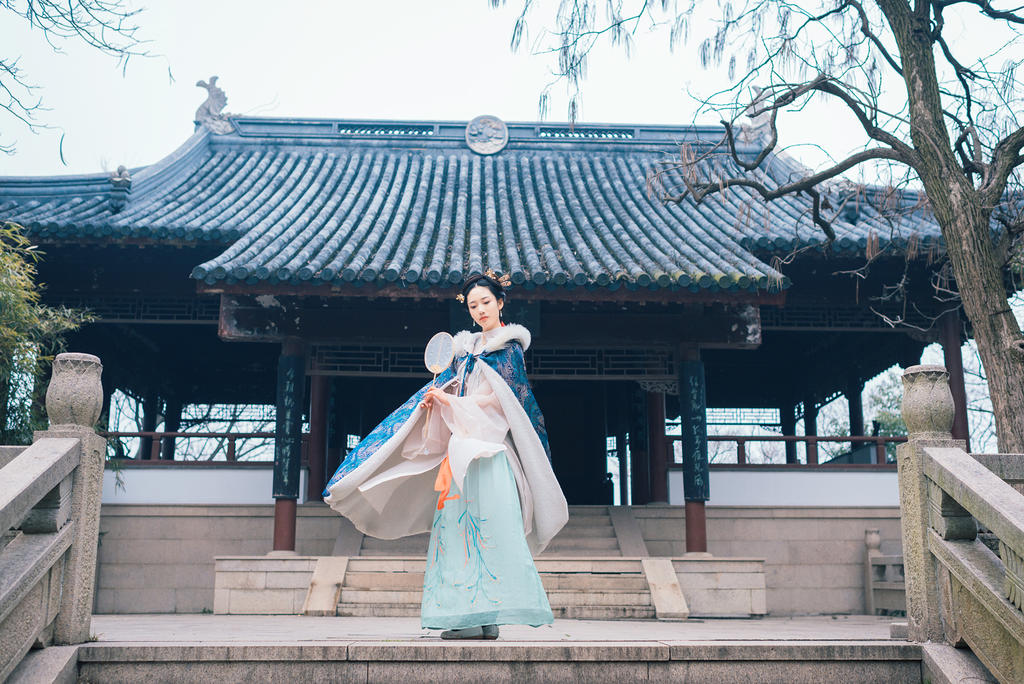 回眸一笑百媚生的汉服美女气质出尘唯美古风摄影