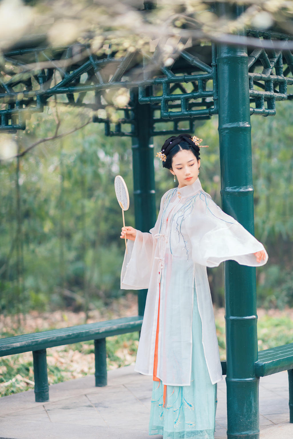 回眸一笑百媚生的汉服美女气质出尘唯美古风摄影