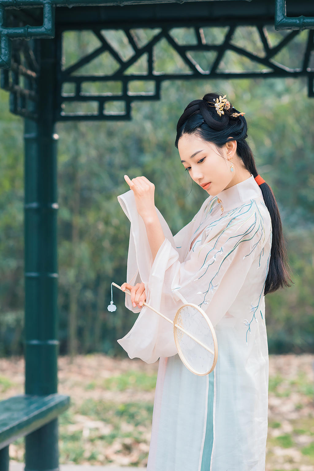 回眸一笑百媚生的汉服美女气质出尘唯美古风摄影