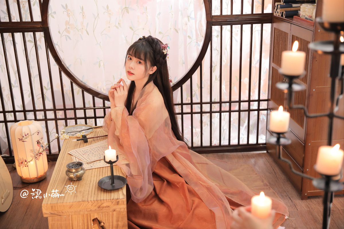 气质温文尔雅的汉服美女腹有诗书气自华写真