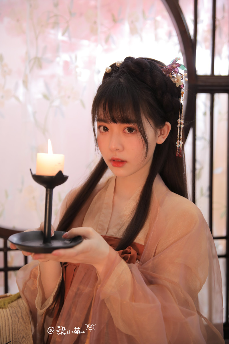 气质温文尔雅的汉服美女腹有诗书气自华写真