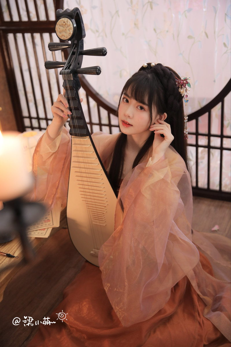 气质温文尔雅的汉服美女腹有诗书气自华写真