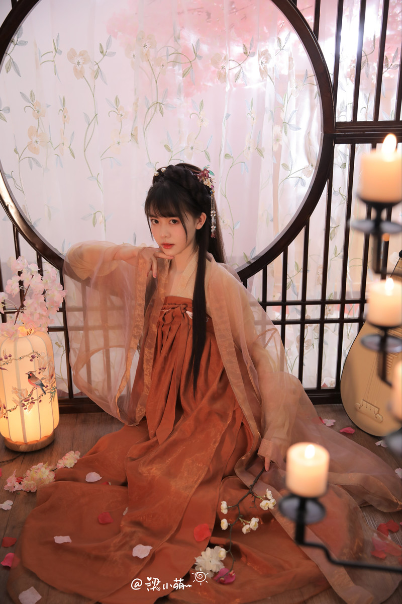 气质温文尔雅的汉服美女腹有诗书气自华写真