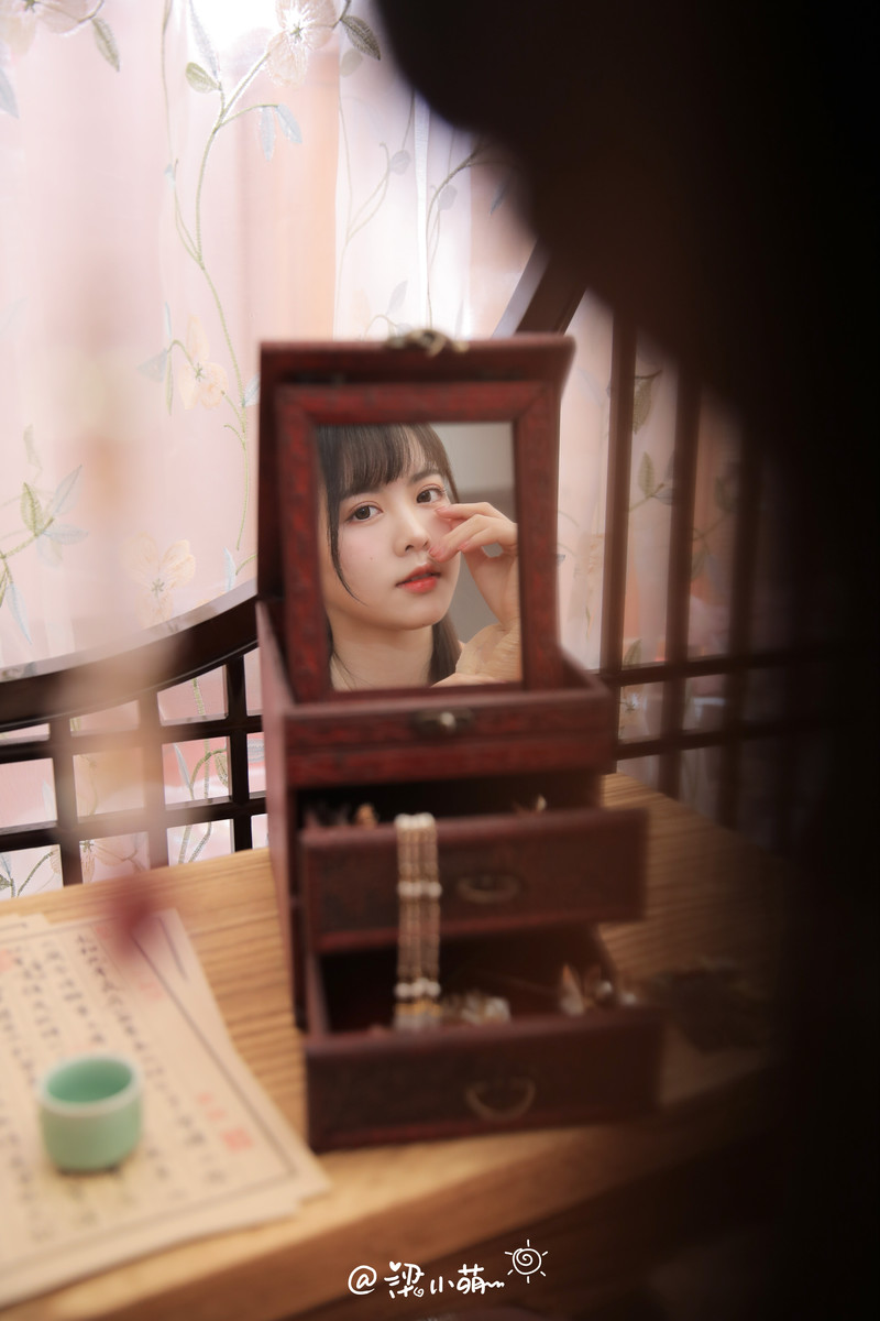 气质温文尔雅的汉服美女腹有诗书气自华写真