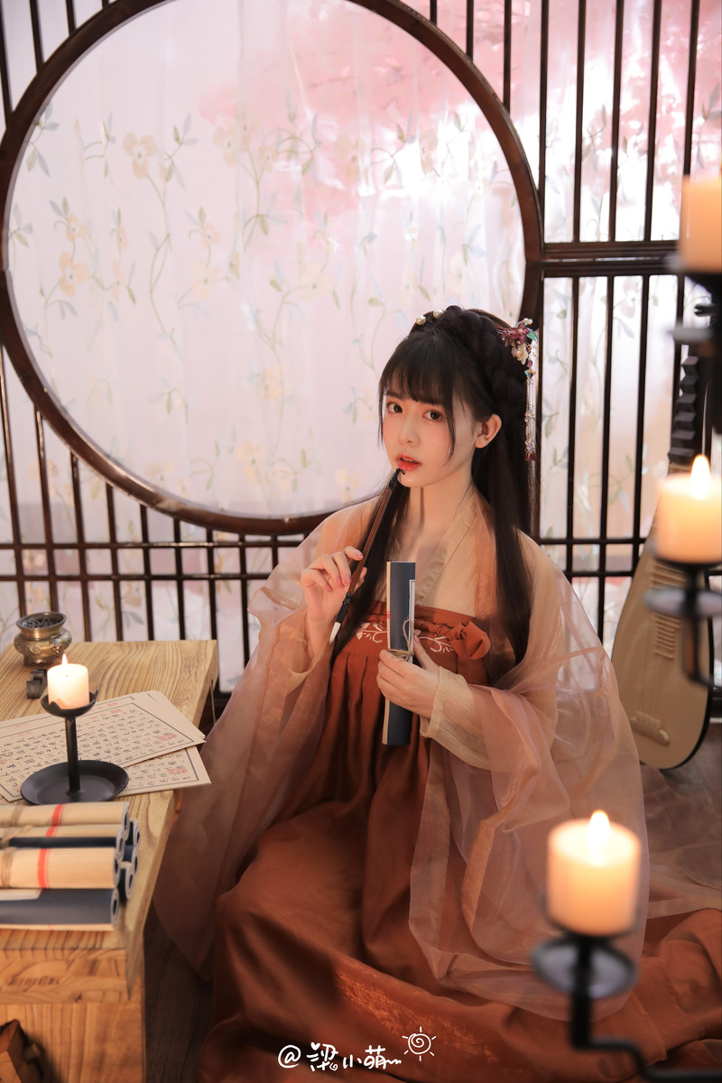气质温文尔雅的汉服美女腹有诗书气自华写真