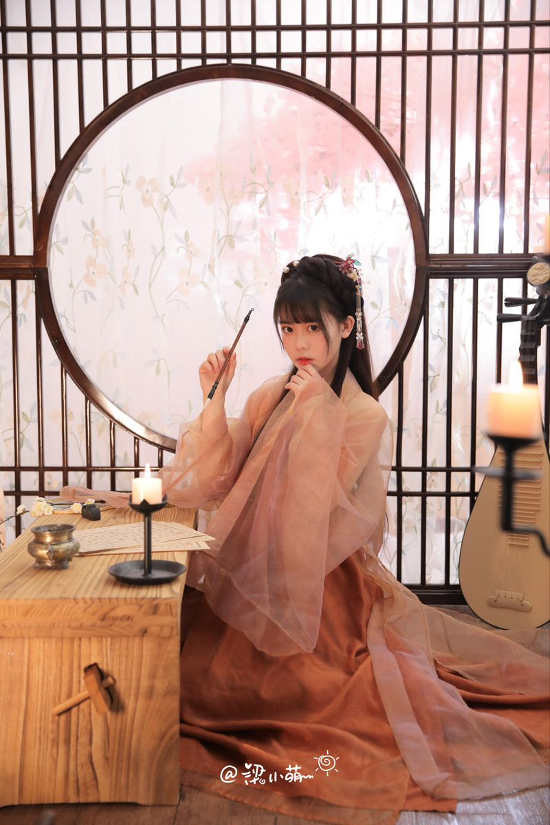 气质温文尔雅的汉服美女腹有诗书气自华写真