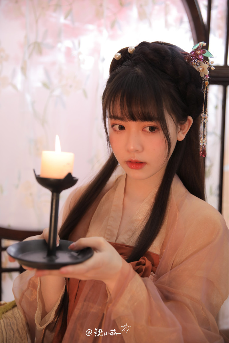 气质温文尔雅的汉服美女腹有诗书气自华写真