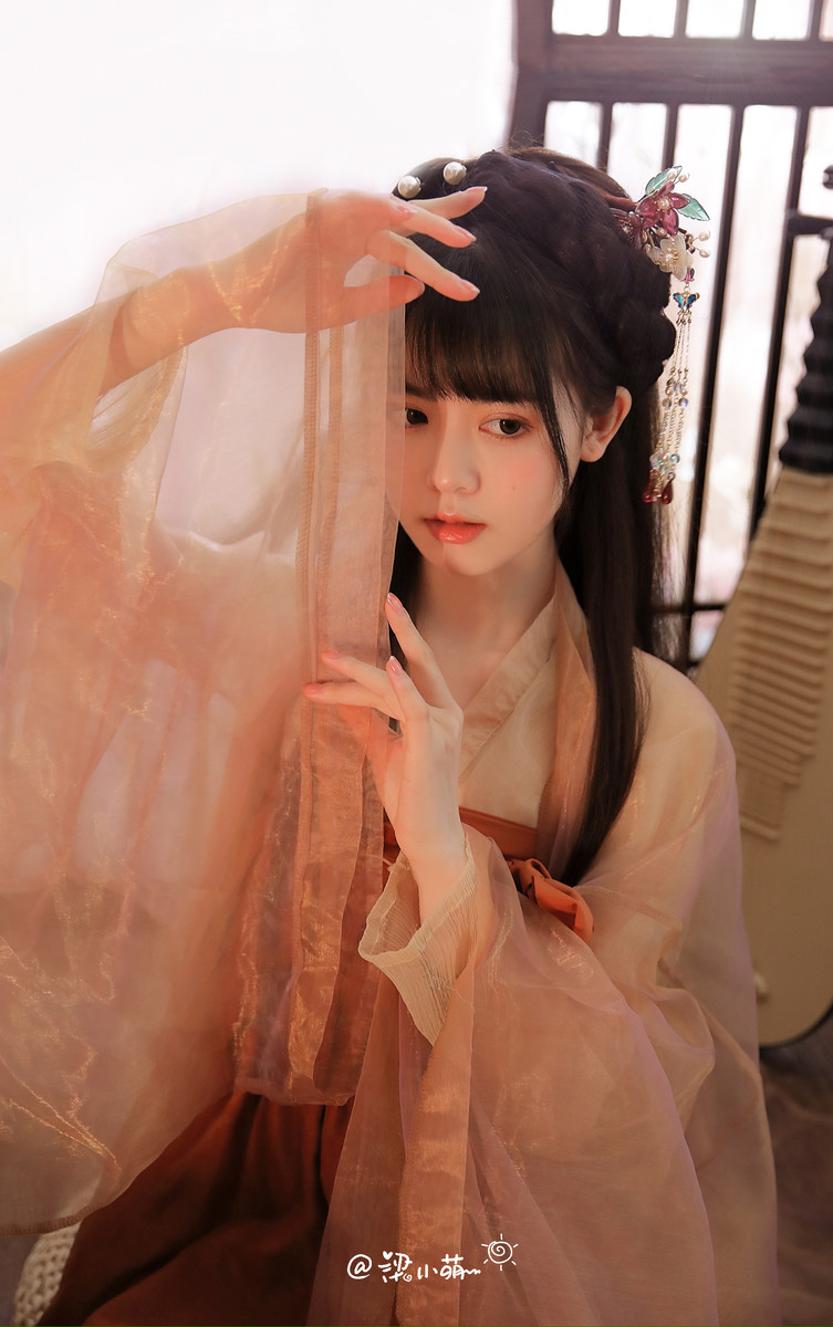 气质温文尔雅的汉服美女腹有诗书气自华写真