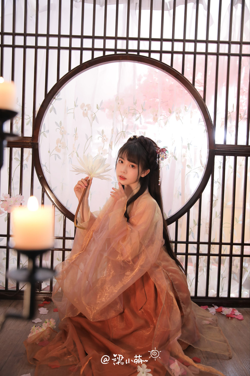 气质温文尔雅的汉服美女腹有诗书气自华写真