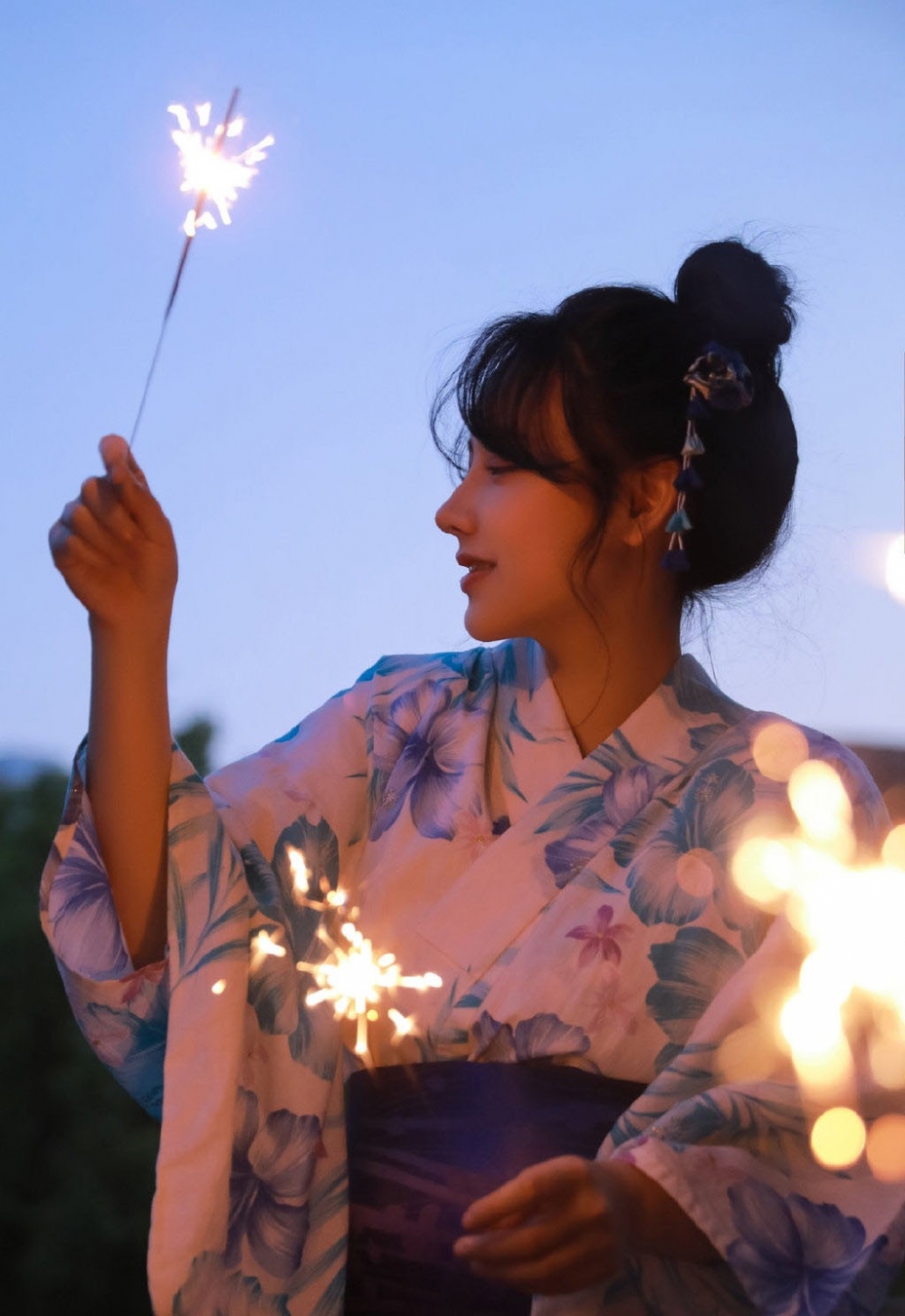 夜晚神情慵懒放松的和服美女纯情又妩媚的美女套图