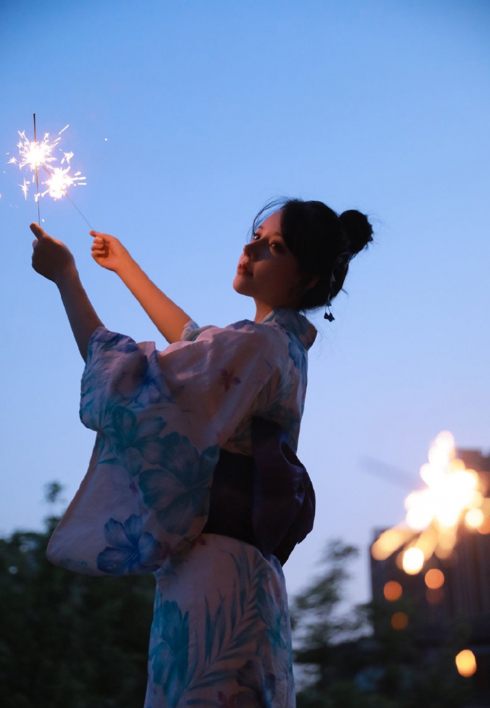 夜晚神情慵懒放松的和服美女纯情又妩媚的美女套图