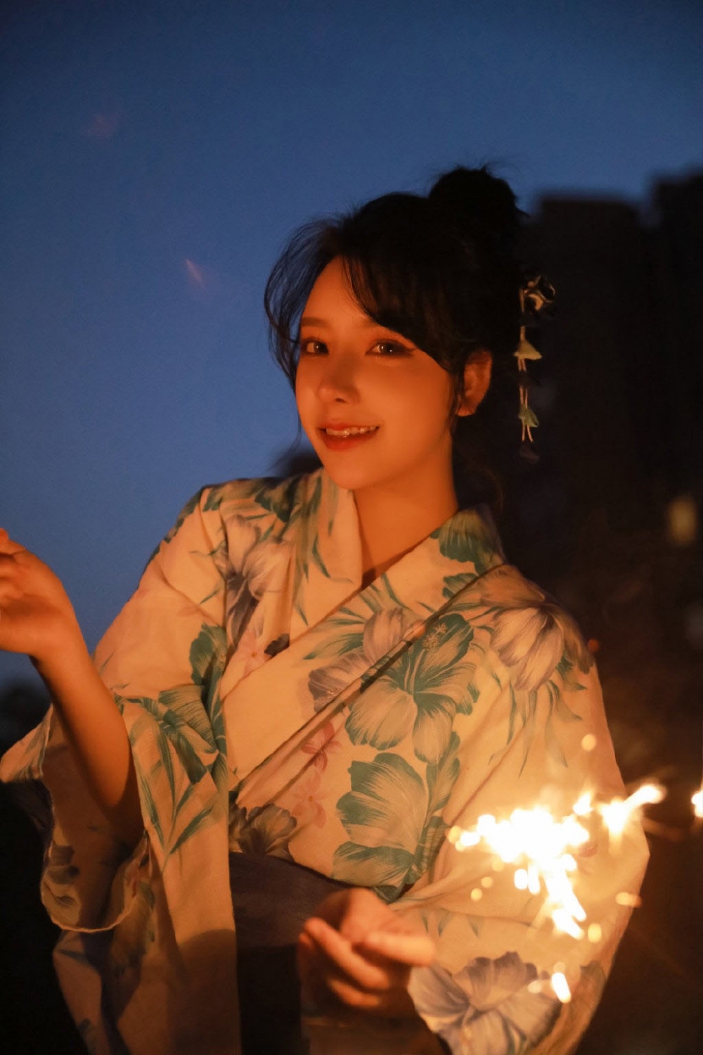 夜晚神情慵懒放松的和服美女纯情又妩媚的美女套图