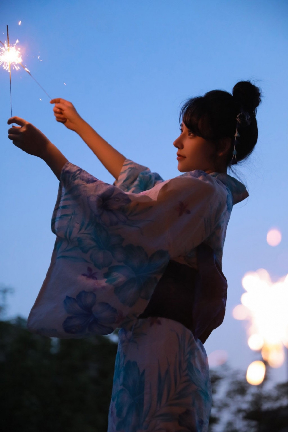 夜晚神情慵懒放松的和服美女纯情又妩媚的美女套图