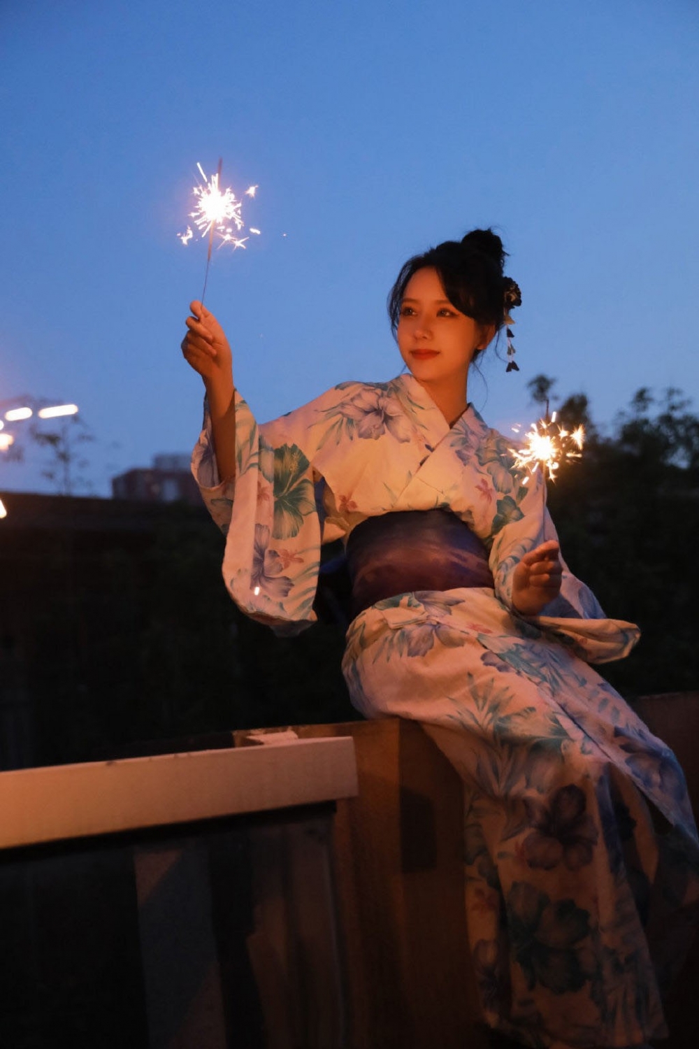 夜晚神情慵懒放松的和服美女纯情又妩媚的美女套图