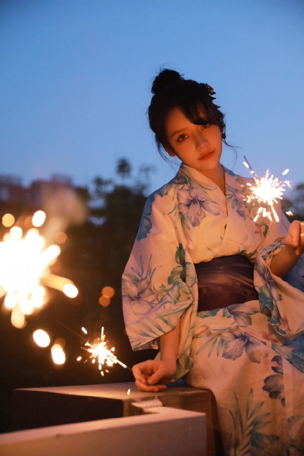 夜晚神情慵懒放松的和服美女纯情又妩媚的美女套图