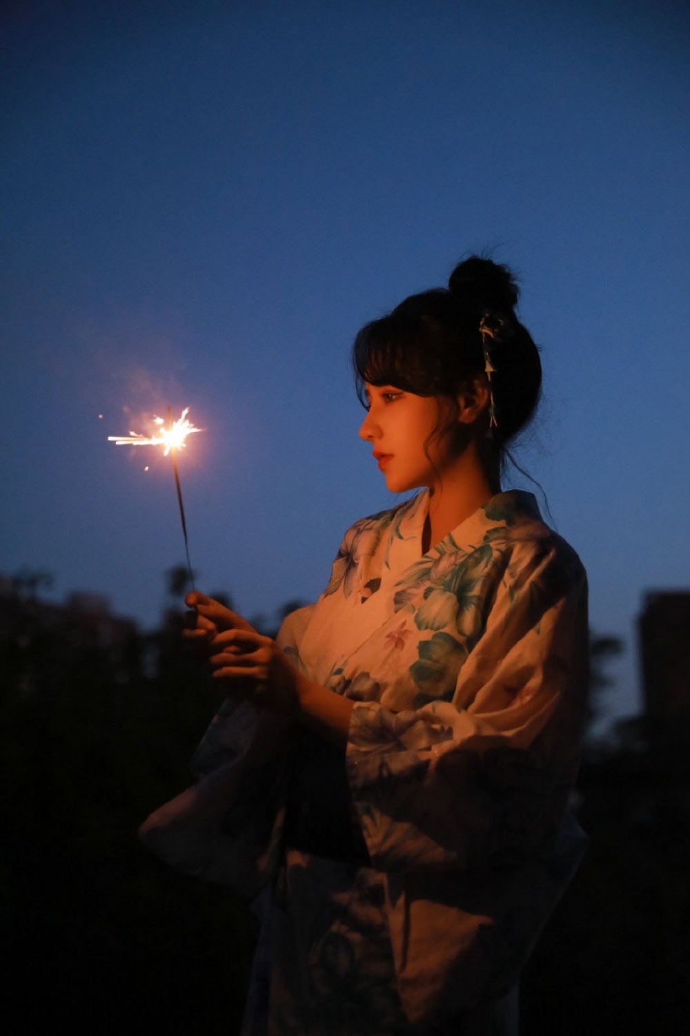 夜晚神情慵懒放松的和服美女纯情又妩媚的美女套图