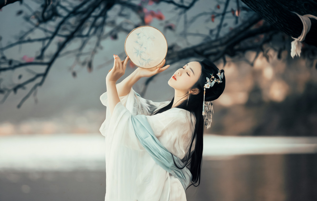 鹅蛋脸汉服美女轻纱飘逸唯美养眼的古风摄影图片