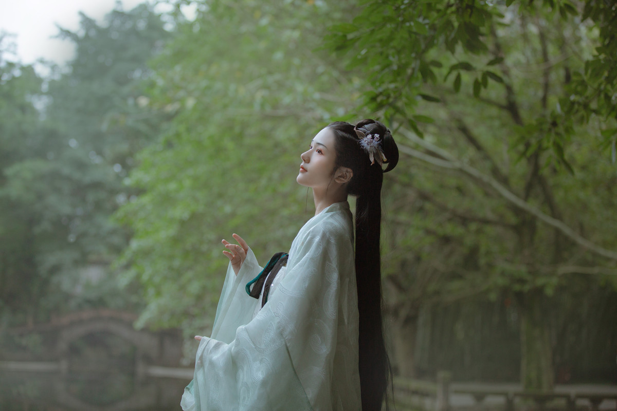 古装白娘子气质优雅淡然汉服图片