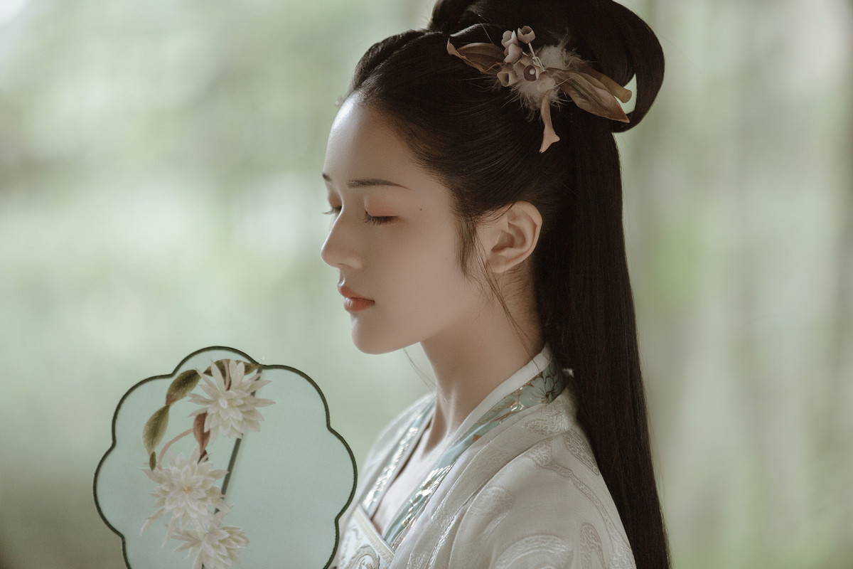 古装白娘子气质优雅淡然汉服图片