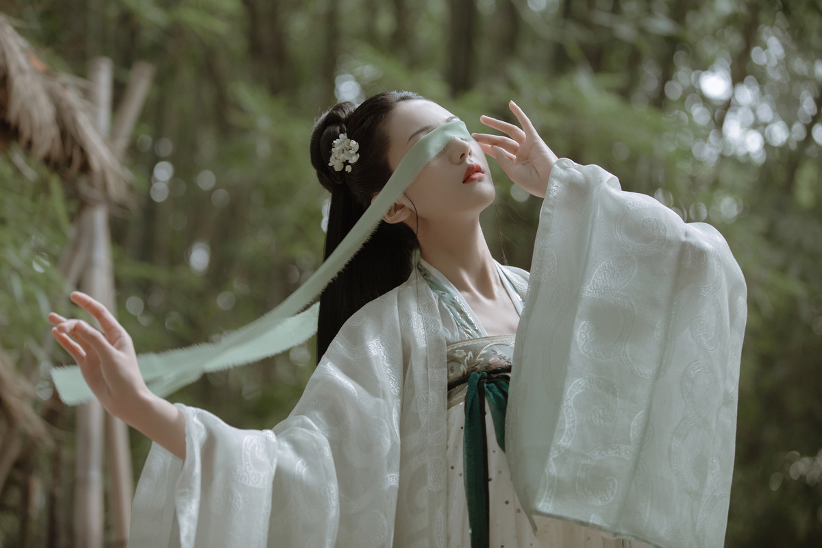 古装白娘子气质优雅淡然汉服图片