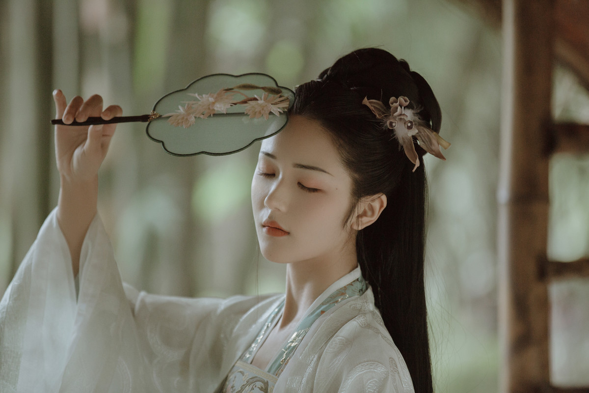 古装白娘子气质优雅淡然汉服图片