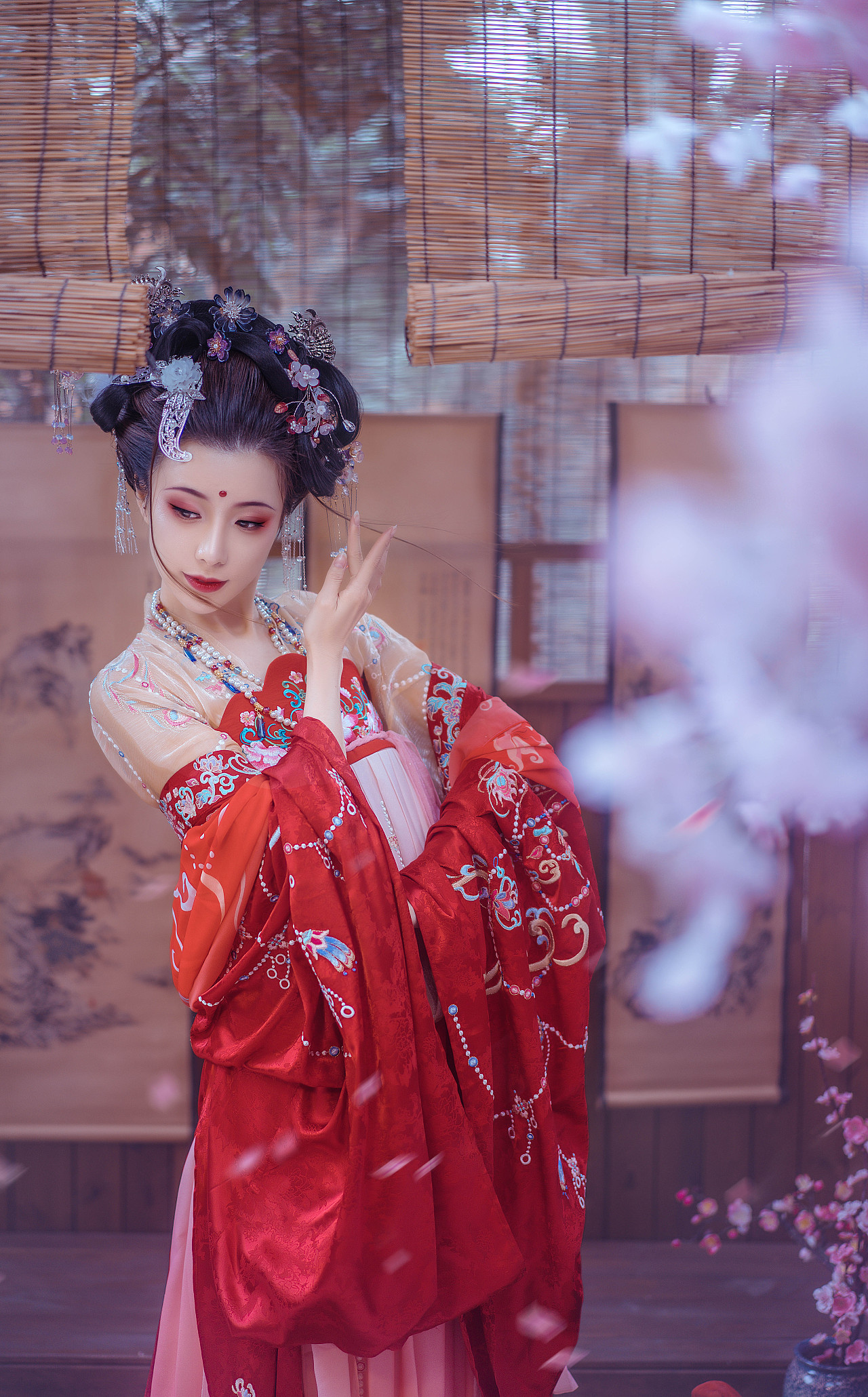 汉服美女举止优雅端庄唯美古风摄影