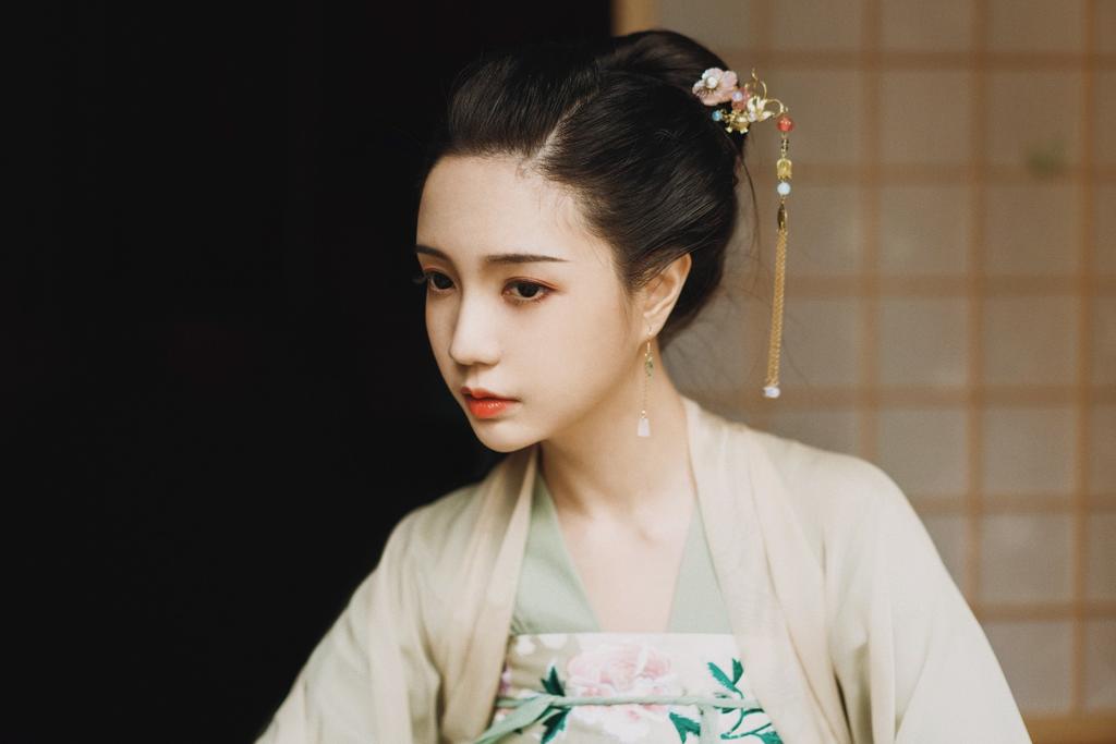 气质汉服美女肤白貌美唯美古装摄影