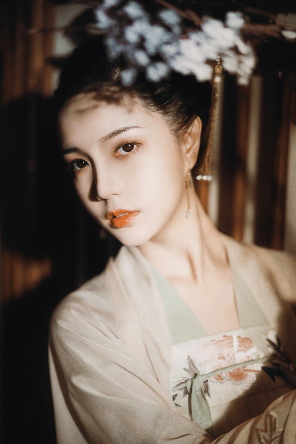 气质汉服美女肤白貌美唯美古装摄影