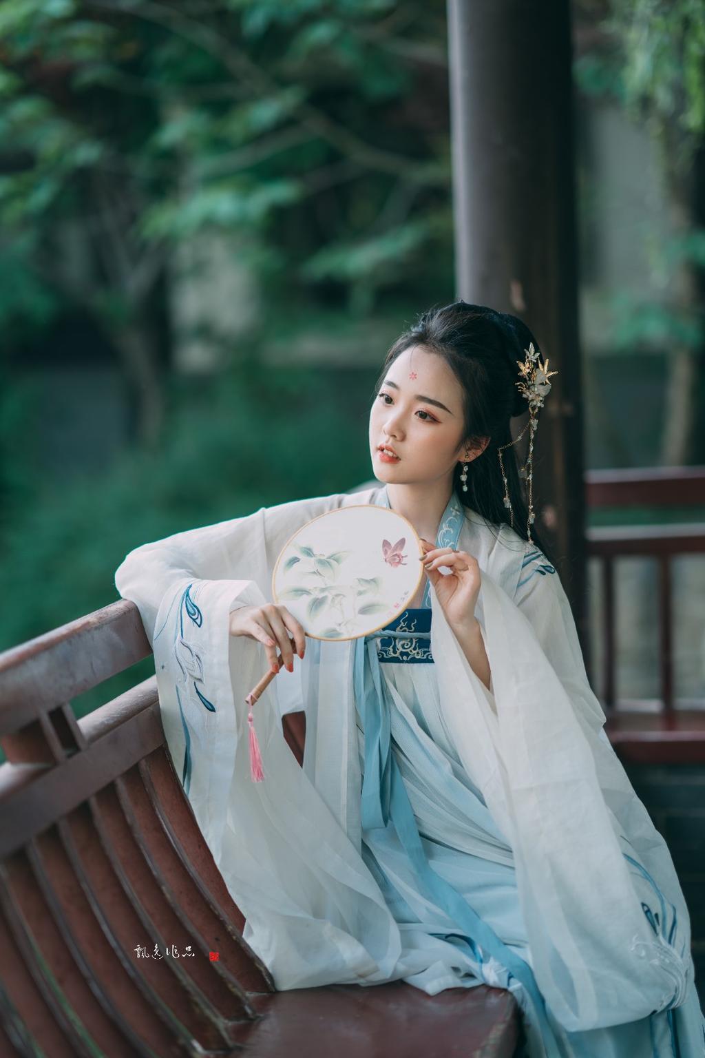 温柔似水的古装美女唯美古风摄影